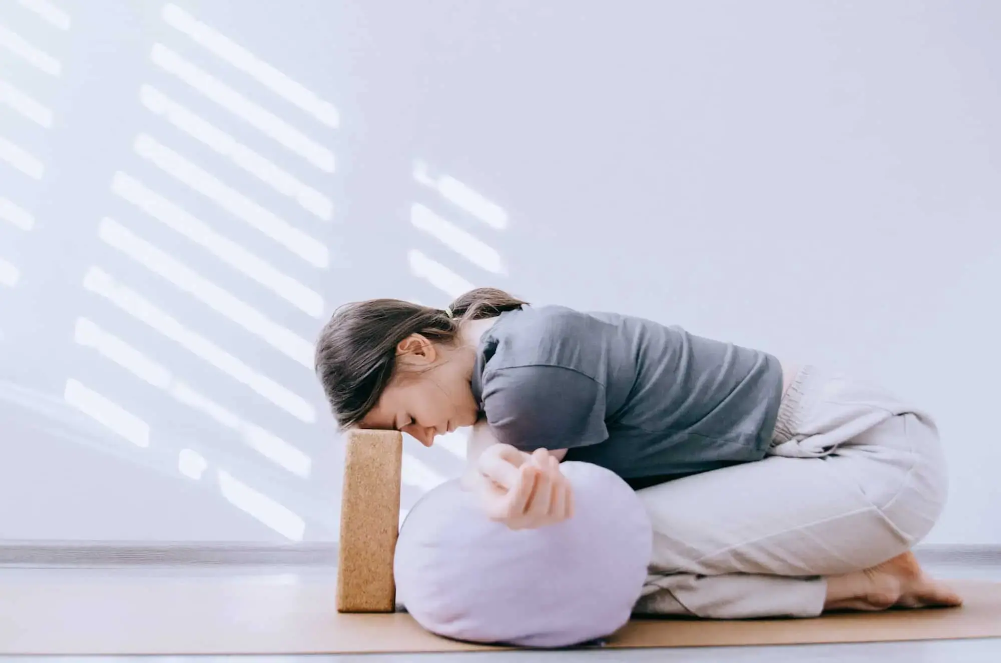 Yin Yoga Haltung über dem Bolster